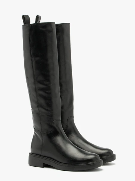 Schwarze Stiefel mit schmalem Schaft
