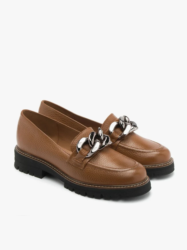 Braune Mokassins mit Kette