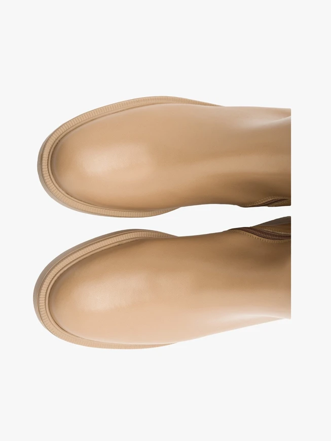 Beigefarbene Stiefel mit breitem Schaft