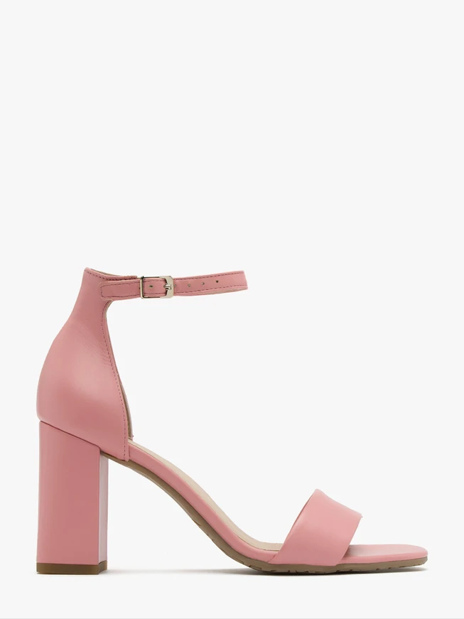 Zweiteilige rosa Pfostensandalen