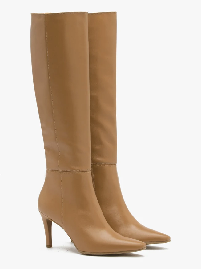 Beigefarbene Stiefel mit Stiletto-Absatz