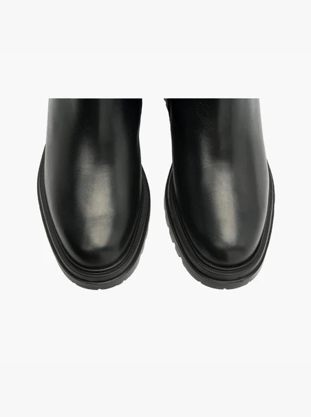 Schwarze klobige Stiefel