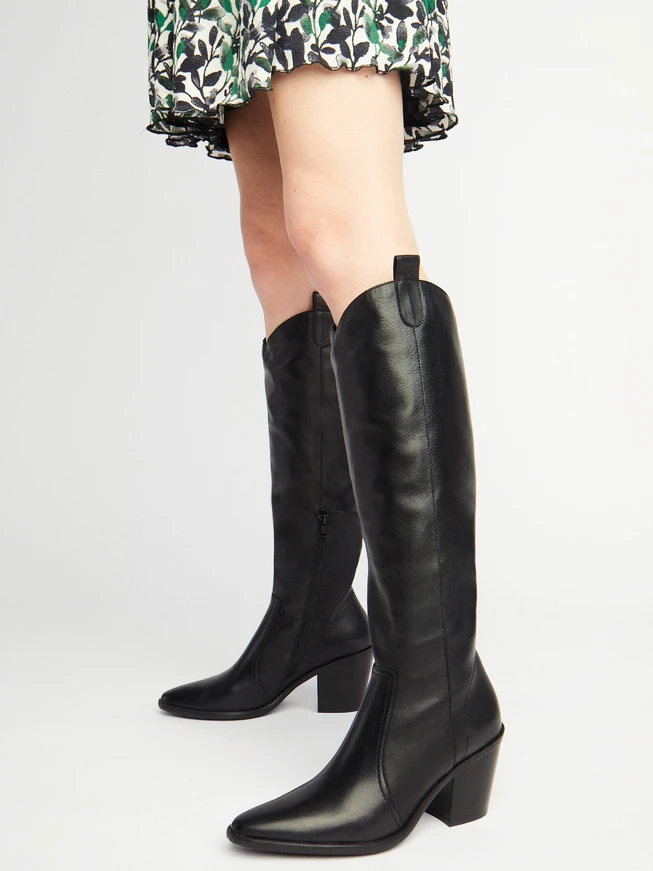 Schwarze Stiefel mit hohem Absatz