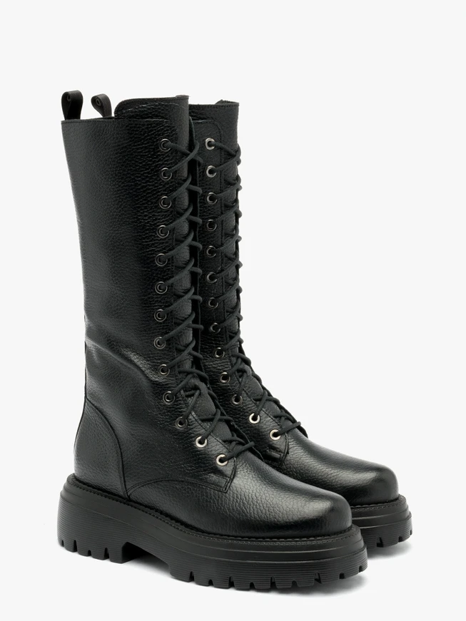 Schwarze Baggerstiefel mit leichter Sohle