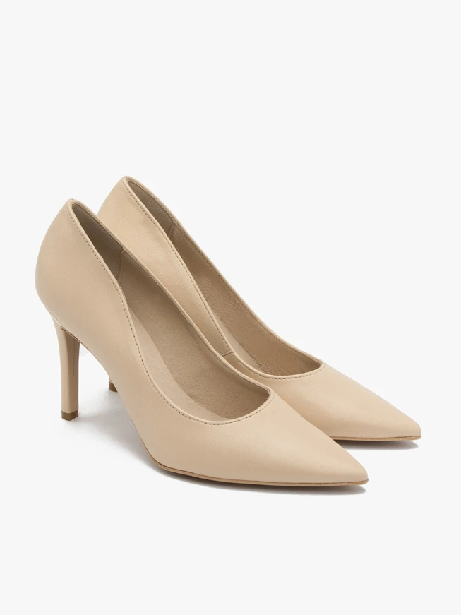 Beigefarbene hochhackige Pumps