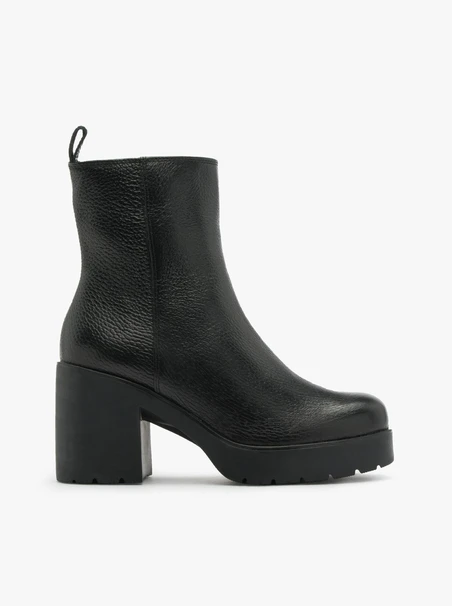 Schwarze Stiefel mit hohem Absatz