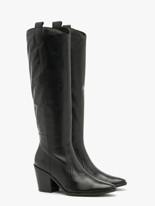 Schwarze Stiefel mit hohem Absatz