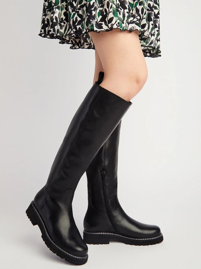 Schwarze Stiefel mit hellen Nähten