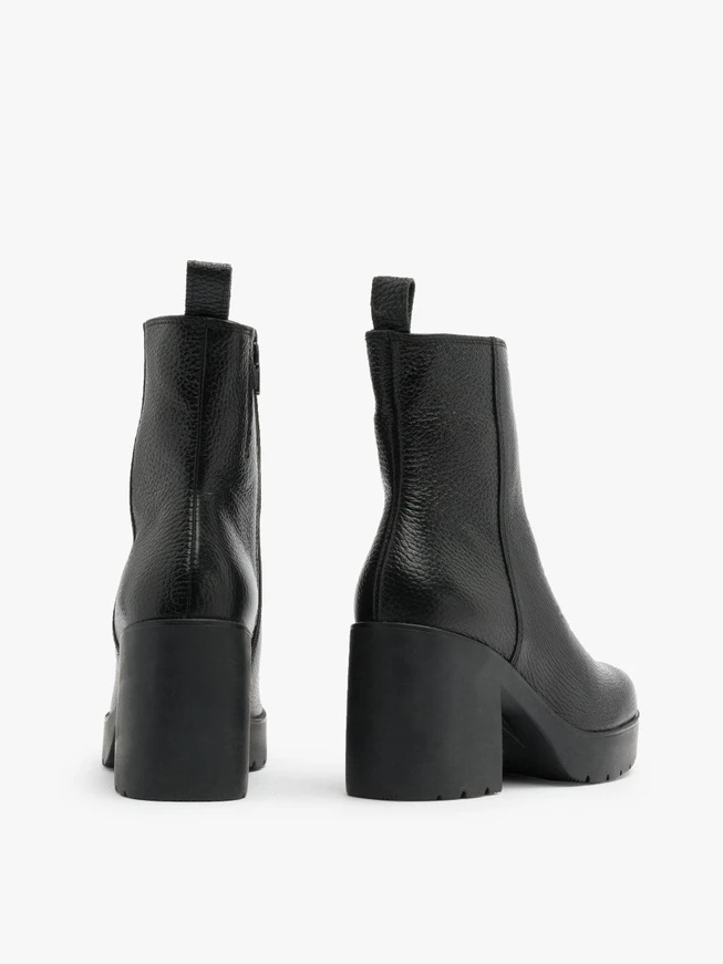 Schwarze Stiefel mit hohem Absatz