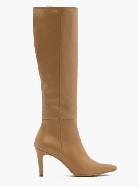 Beigefarbene Stiefel mit Stiletto-Absatz