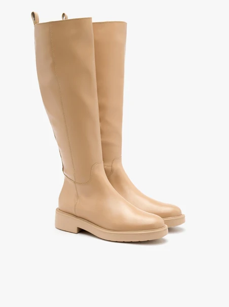 Beigefarbene Stiefel mit breitem Schaft