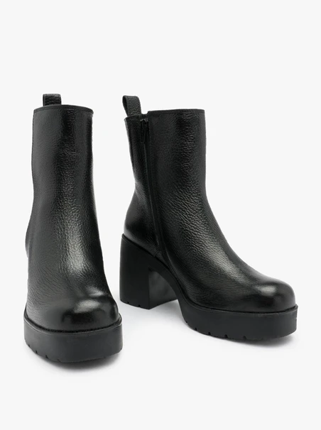 Schwarze Stiefel mit hohem Absatz