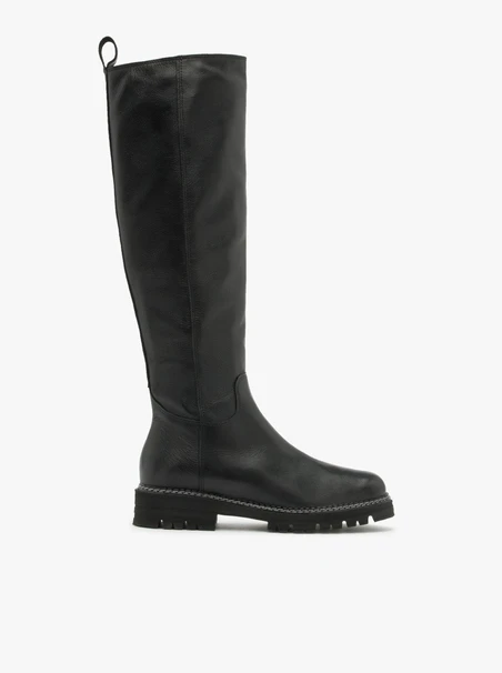 Schwarze Stiefel mit hellen Nähten