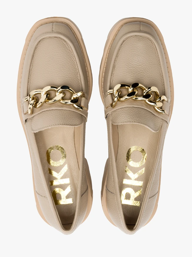Beige Mokassins mit Kette