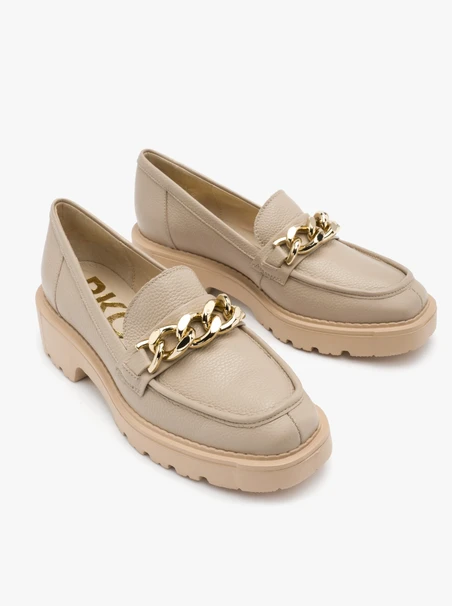 Beige Mokassins mit Kette