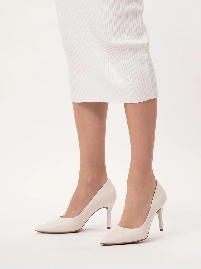 Cremefarbene Stiletto-Pumps