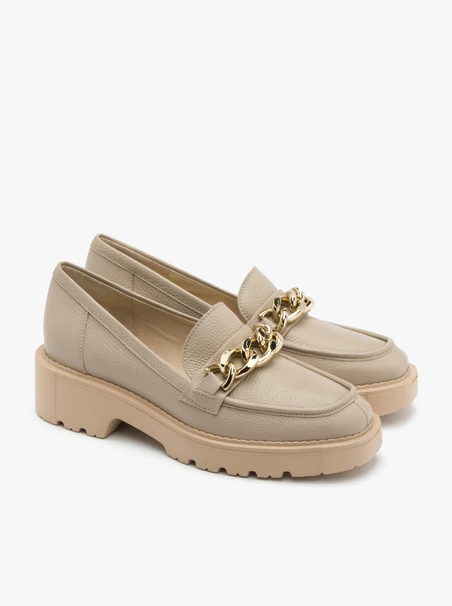 Beige Mokassins mit Kette