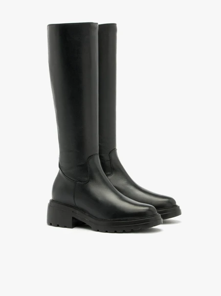Schwarze klobige Stiefel