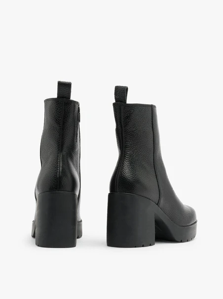 Schwarze Stiefel mit hohem Absatz