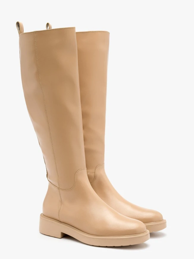 Beigefarbene Stiefel mit breitem Schaft