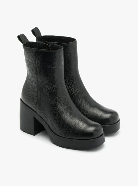 Schwarze Stiefel mit hohem Absatz