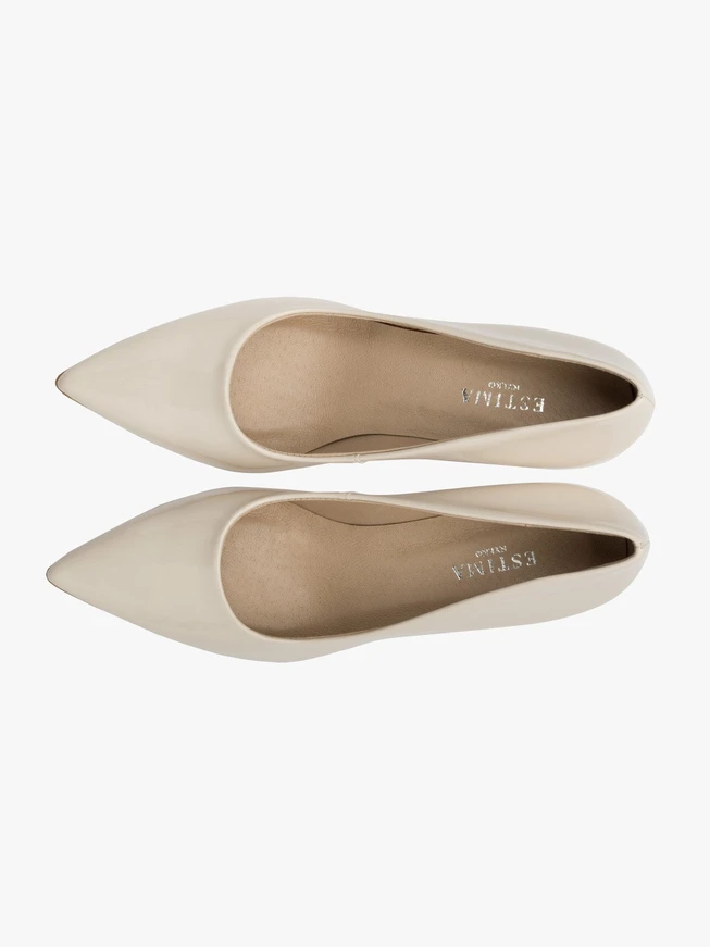 Cremefarbene lackierte Pumps