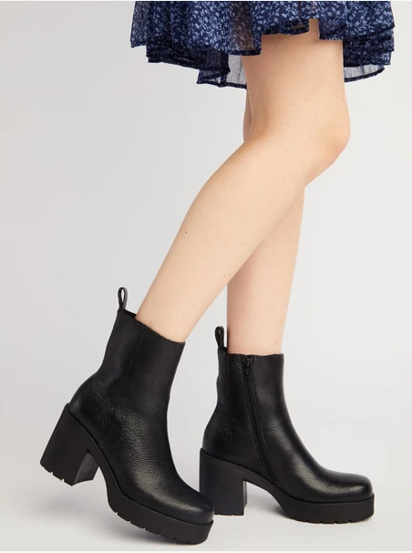 Schwarze Stiefel mit hohem Absatz