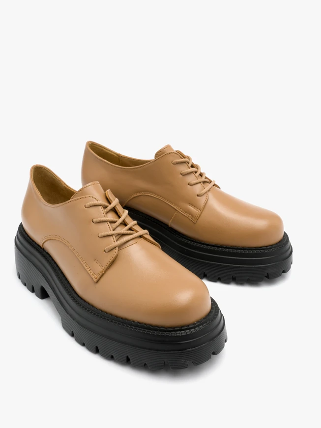 Beigefarbene Halbschuhe auf leichter Sohle