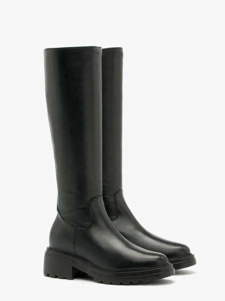 Schwarze klobige Stiefel