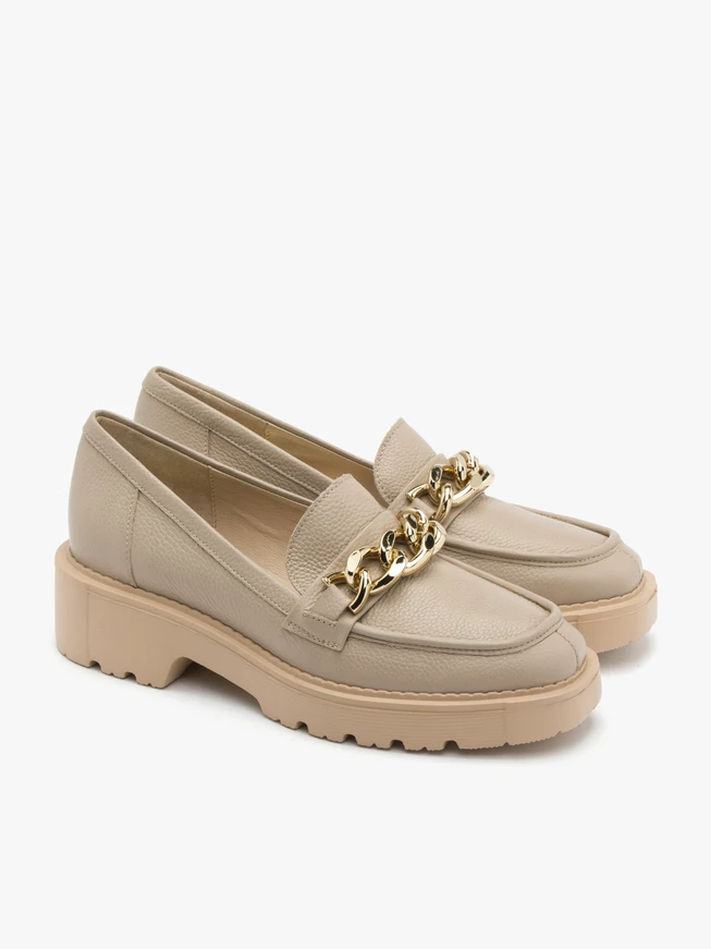 Beige Mokassins mit Kette