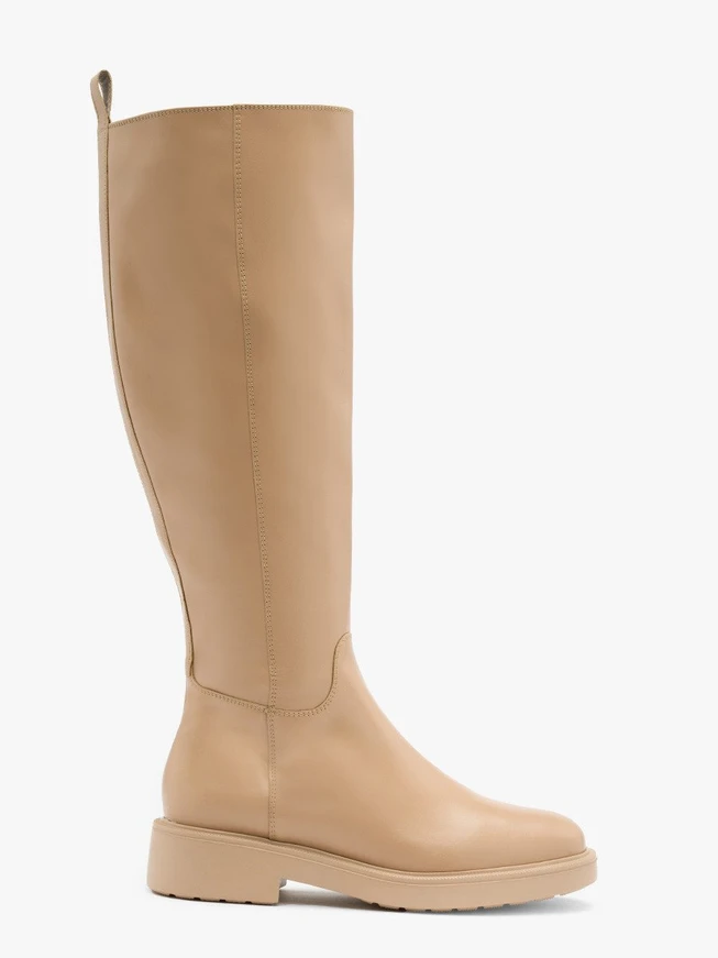 Beigefarbene Stiefel mit breitem Schaft