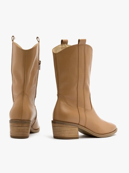 Beigefarbene Stiefel mit niedrigen Absätzen