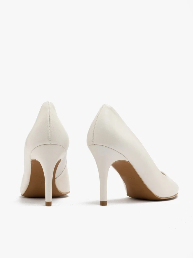 Cremefarbene Stiletto-Pumps