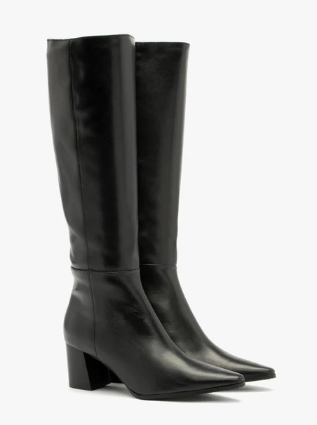 Schwarze Stiefel mit lackierten Absätzen