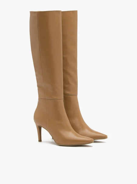 Beigefarbene Stiefel mit Stiletto-Absatz