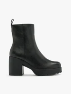 Schwarze Stiefel mit hohem Absatz
