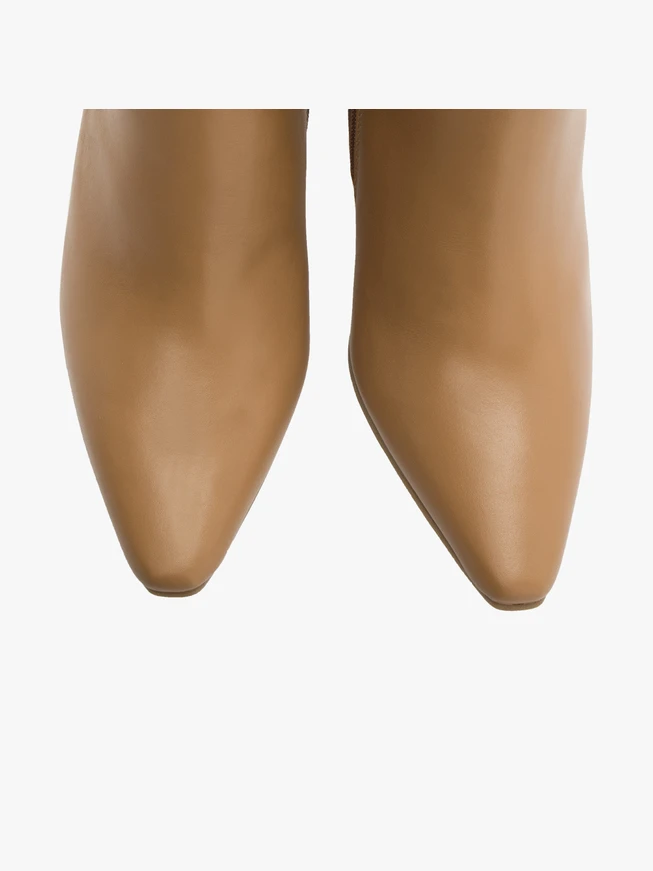 Beigefarbene Stiefel mit Stiletto-Absatz