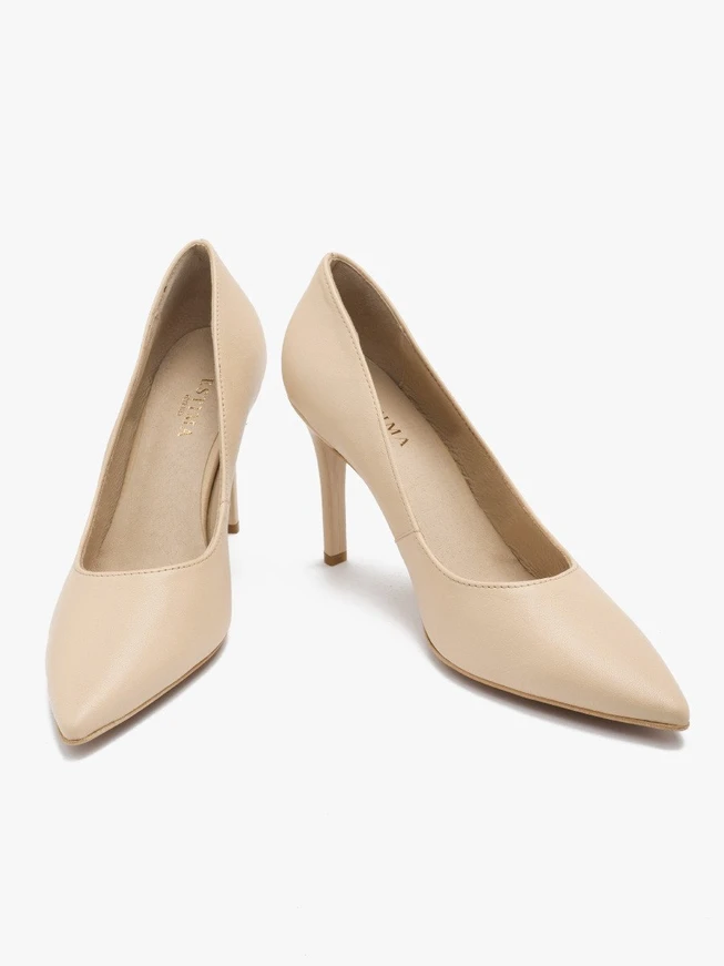 Beigefarbene hochhackige Pumps