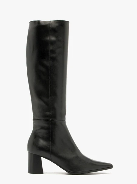 Schwarze Stiefel mit lackierten Absätzen