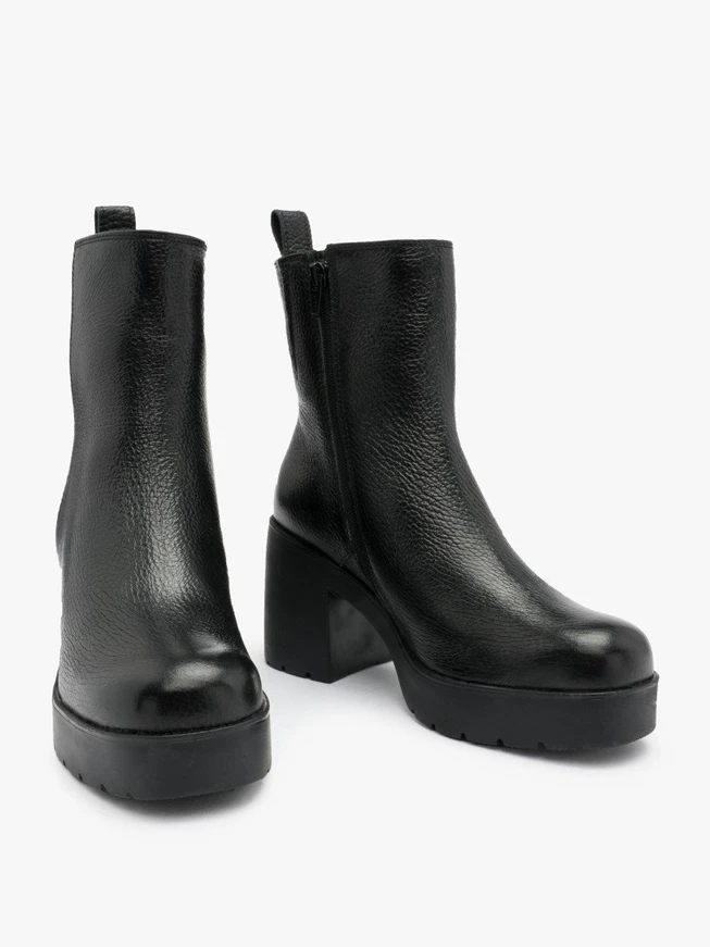 Schwarze Stiefel mit hohem Absatz