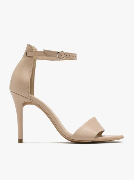 Beigefarbene hohe Stiletto-Sandalen