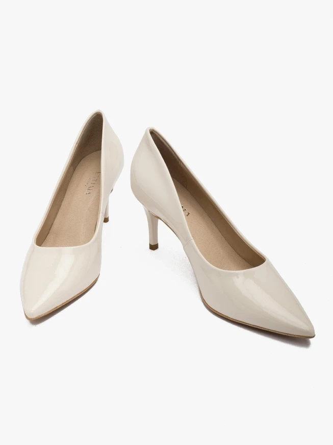 Cremefarbene lackierte Pumps