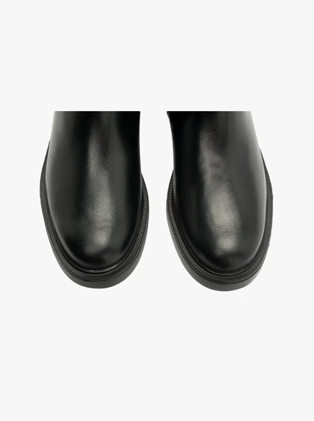 Schwarze Stiefel mit schmalem Schaft