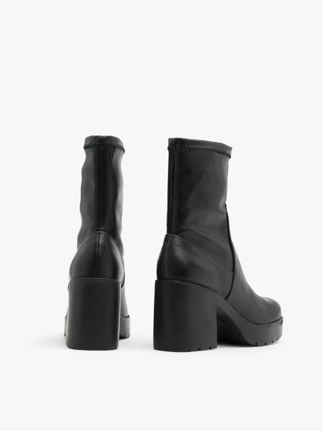 Schwarze Stiefel mit elastischem Schaft