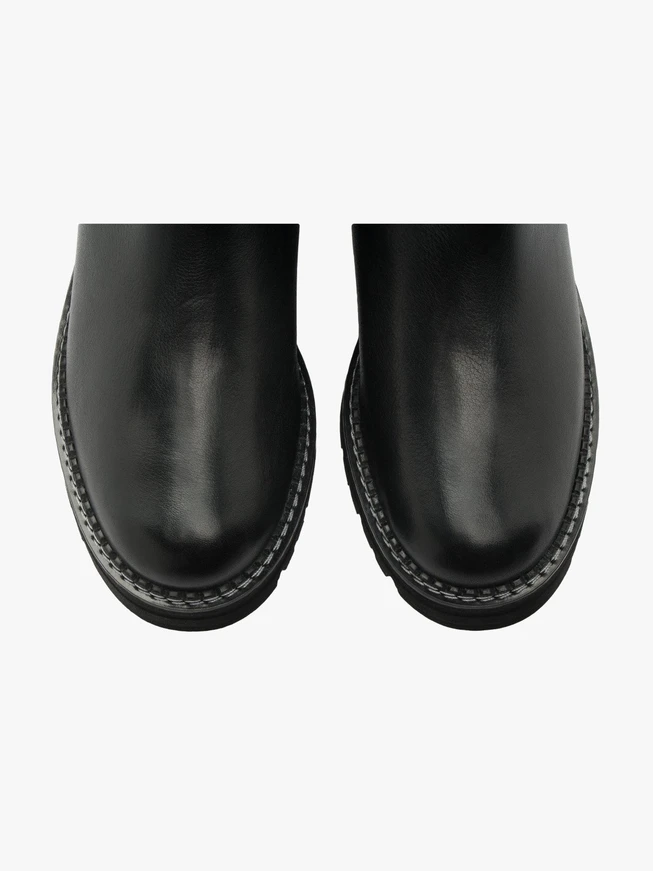 Schwarze Stiefel mit hellen Nähten
