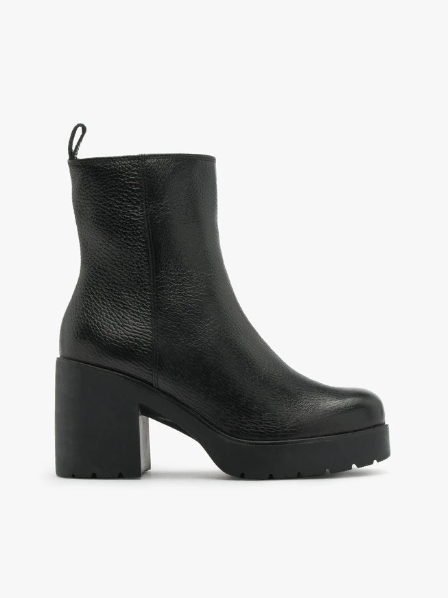 Schwarze Stiefel mit hohem Absatz