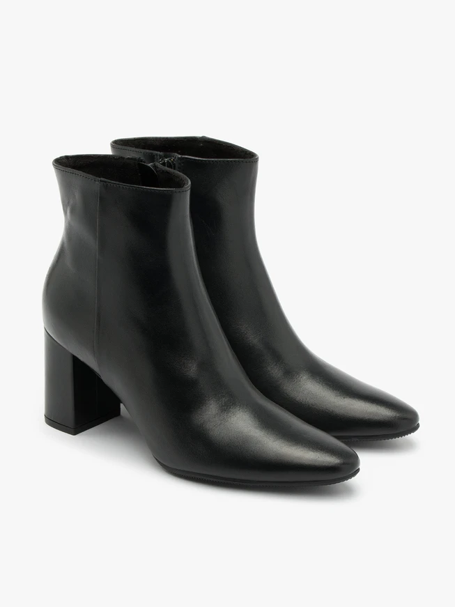 Schwarzer Stiletto-Stiefel