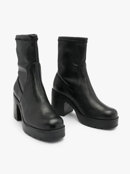 Schwarze Stiefel mit elastischem Schaft