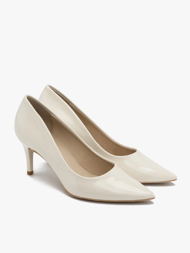 Cremefarbene lackierte Pumps