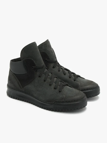 Graue Herrenstiefel
